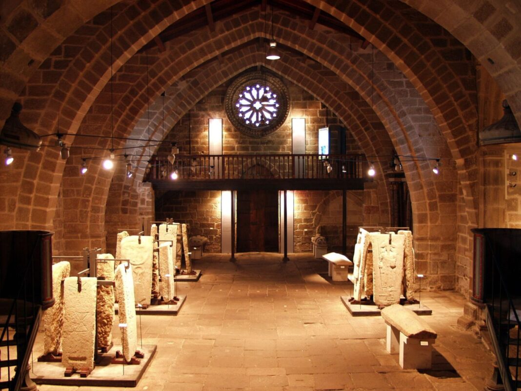 Interior da igrexa de Santa María A Nova, en Noia, onde se atopou un corpo saponificado en 1760. Hoxe alberga o museo das Laudas Sepulcrais. Foto: Noiaturismo