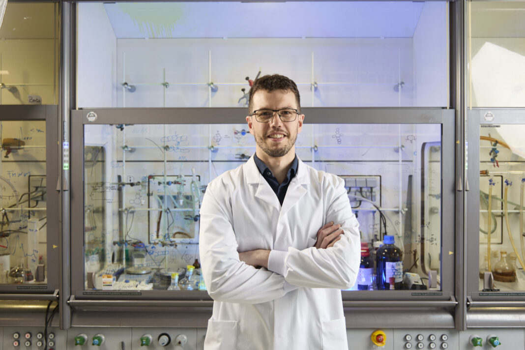 Luis M. Mateo estudará a unión do campo das ftalocianinas co dos arinos. Imaxe: Xosé Durán
