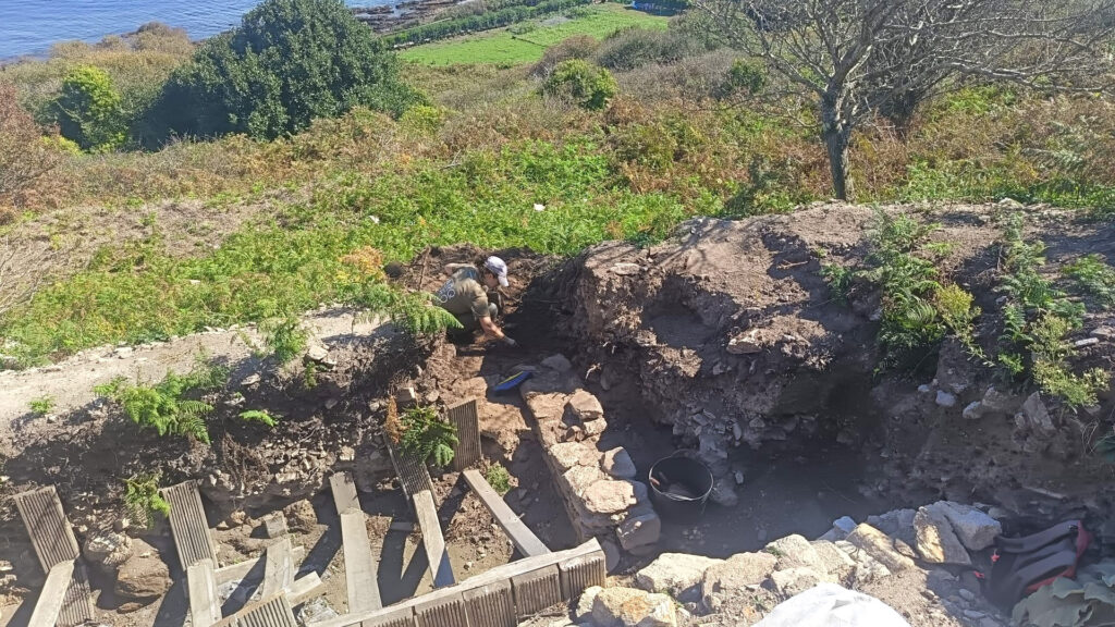 Escavación fóra da muralla do castro do Castelo dos Mouros. Imaxe: Xunta de Galicia