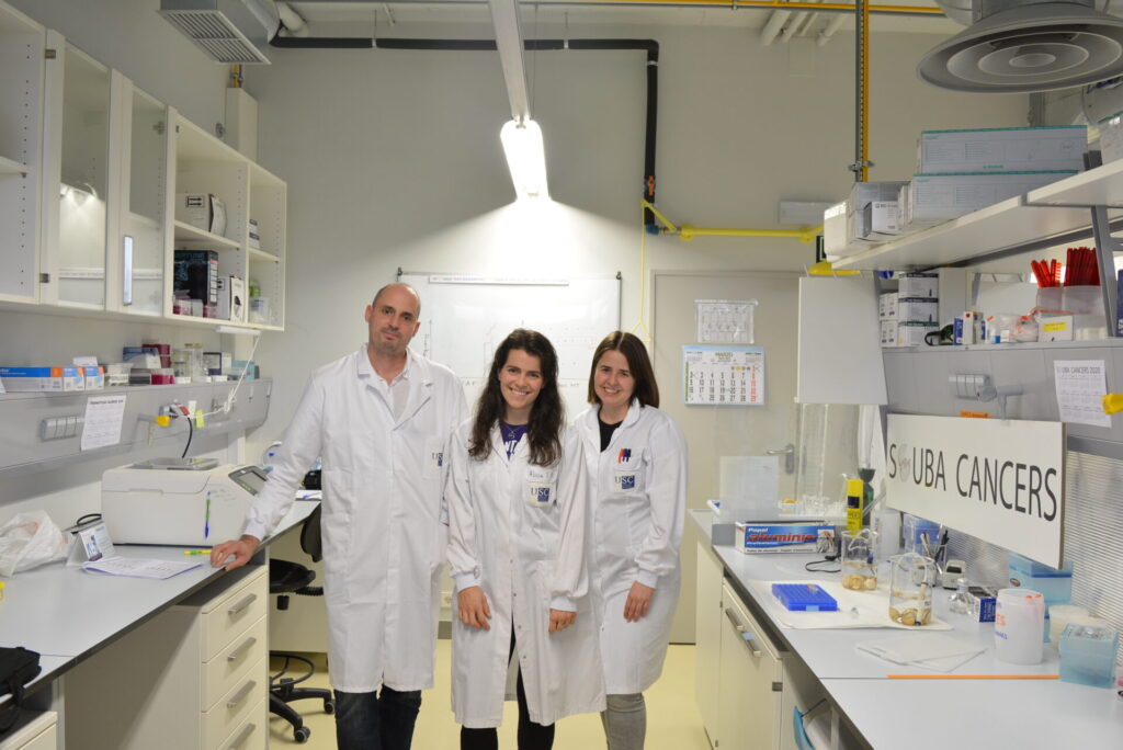 Alicia L. Bruzos (no centro) xunto á súa directora de tese, Seila Díaz (á dereita), e o director do laboratorio, José Tubío (á esquerda), durante os seus estudos de doutoramento (2016-2022) na USC. Foto: CiMUS