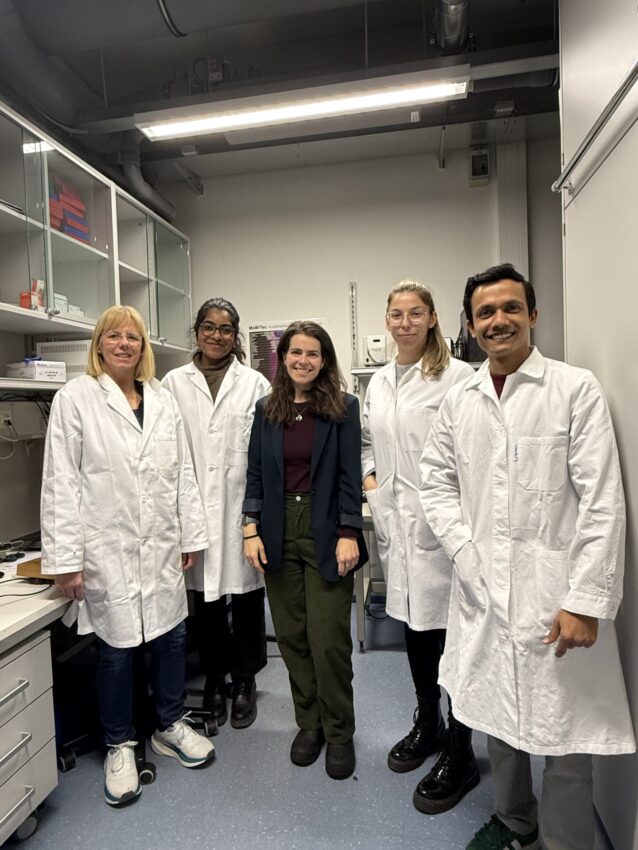Laboratorio de Cancros Transmisibles Mariños, en febrero de 2026. De dereita a esquerda: Ramona Appel, Nupur Potukuchi, Alicia L. Bruzos, Katarina Trvdic e Nur Farhad. Foto: Marina García Llorca, Instituto Max Planck de Microbioloxía Mariña