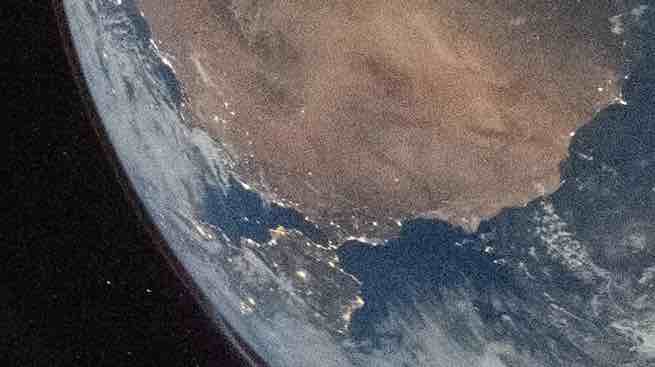 Recadro da imaxe “Ola, Mundo” de Artemis II. Luces das cidades na península ibérica e o norte de África, co resplandor atmosférico delineando a atmosfera terrestre sobre o horizonte. Foto: NASA