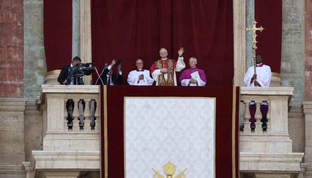O papa León XIV, recentemente elixido, asómase para saudar á xente presente na praza de San Pedro. Foto: Wikimedia Commons