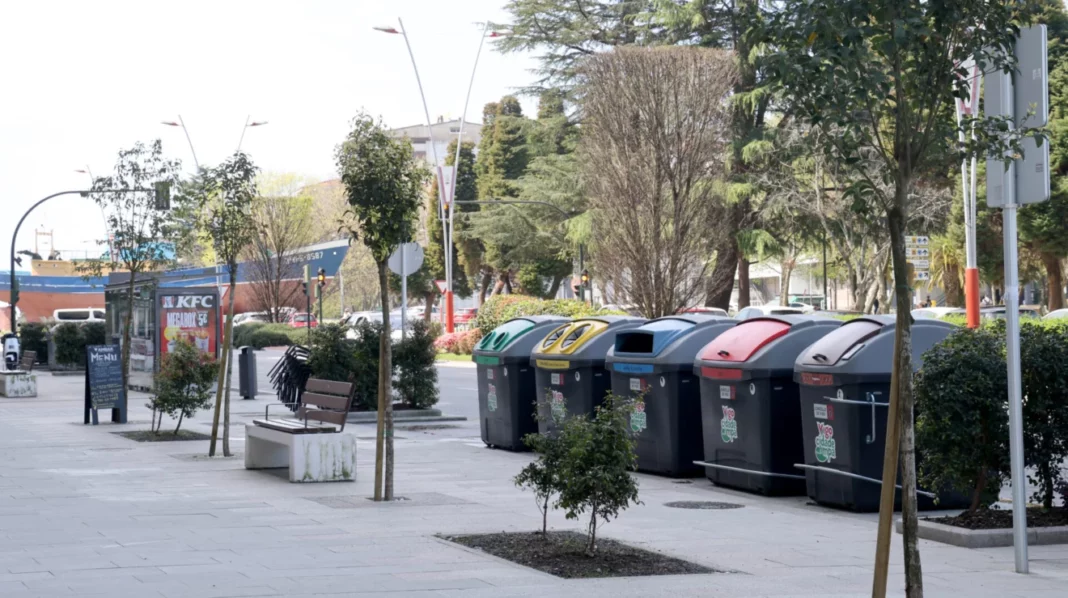 Contedores en la calle Castelao de Vigo.
