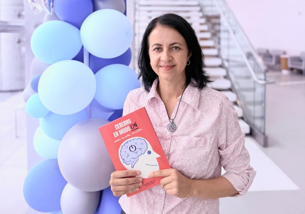 Sonia Villapol co seu novo libro 'Cerebro en modo ON'.