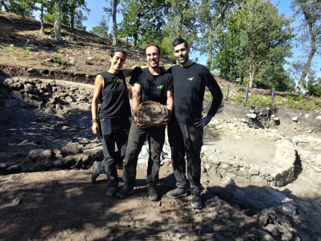 Equipo arqueolóxico suxeitando a rocha. Imaxe: Árbore Arqueoloxía