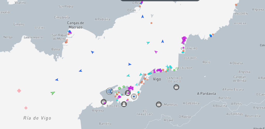 Os puntos morados, dos que hai unha maior cantidade, son veleiros e barcos recreativos.